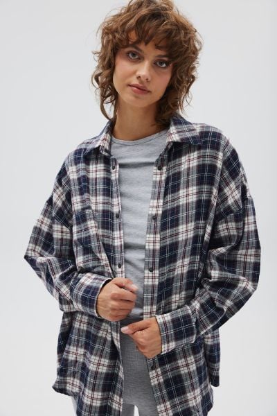 Koszula typu oversize w kratę GRANATOWO CZERWONĄ - RENO. Czerwone koszule Marsala, m, bez wzorów, z bawełny, bez kołnierzyka, bez ramiączek. Za 329,90 zł.