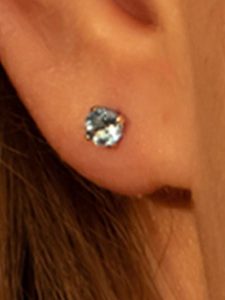 L instant d Or Złote kolczyki-wkrętki "Puces Topaze bleue" z topazami rozmiar: onesize. Niebieskie kolczyki L instant d Or, z topazem, złote. Za 260,99 zł.