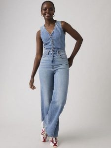 Levi's Kombinezon dżinsowy w kolorze błękitnym rozmiar: W30. Niebieskie kombinezony Levi's®, s, bez wzorów, z bawełny, klasyczne, bez kołnierzyka, bez ramiączek. Za 186,19 zł.