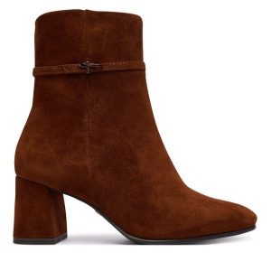 Botki Tamaris. Brązowe botki Tamaris, bez wzorów, bez obcasa, na słupku, bez zapięcia. Za 389,99 zł.