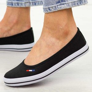 Czarne baleriny tekstylne American Club Lh98. Czarne trampki American CLUB, bez wzorów, z materiału, bez zapięcia. Za 79,00 zł.