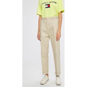 Tommy Jeans - Spodnie 90s. Chinosy marki Tommy Jeans. W wyprzedaży za 239,90 zł.