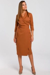 Elegancka sukienka biznesowa kopertowa midi z paskiem w talii brązowa. Brązowe sukienki Stylove, do pracy, xxl, bez wzorów, biznesowe, bez kołnierzyka, bez ramiączek, midi, kopertowe. Za 309,00 zł.