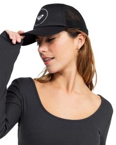 Czapka Trucker dla Kobiety TRUCKIN Czarny. Czarne czapki Roxy, bez wzorów, z materiału. Za 119,99 zł.