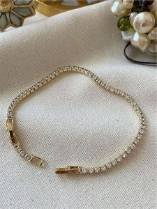 Luseera Pozłacana bransoletka z cyrkoniami rozmiar: onesize. Żółte bransoletki Luseera, z cyrkonią, z mosiądzu. Za 43,99 zł.