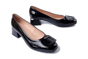 BIOECO BY ARKA 6823 1974 1290 czarny, czółenka damskie. Czarne czółenka Bioeco by Arka, z aplikacjami, bez obcasa, na obcasie, bez zapięcia. Za 389,90 zł.