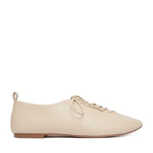 Półbuty GINO ROSSI. Białe półbuty Gino Rossi, bez wzorów, bez obcasa, na płaskiej podeszwie, bez zapięcia. Za 299,99 zł.