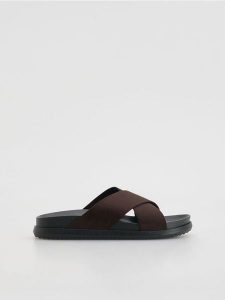 Klapki z imitacji zamszu - ciemnobrązowy. Brązowe klapki Reserved, bez wzorów, bez obcasa. Za 59,99 zł.