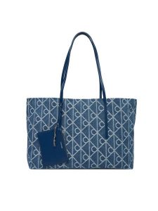 Calvin Klein Torebka Emblem Aop Denim Tote W/ Pouch LV04F3428G Niebieski. Niebieskie shopper bag Calvin Klein, bez wzorów, z denimu, bez dodatków. Za 649,99 zł.