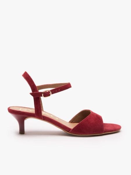 Bordowe sandały na obcasie. Czerwone sandały Ryłko, bez wzorów, z gumy, z okrągłym noskiem, bez obcasa, na obcasie, bez zapięcia. Za 379,99 zł.