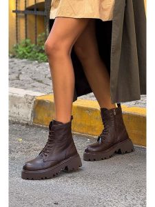 Trendyol Skórzane botki w kolorze brązowym rozmiar: 39. Brązowe botki Trendyol, bez wzorów, bez obcasa, bez zapięcia. Za 322,73 zł.