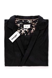 KOSZULA WRANGLER L/S WRAP SHIRT BLACK W5180BD01. Czarne koszule Wrangler, l, bez wzorów, z asymetrycznym kołnierzem, bez ramiączek. W wyprzedaży za 69,99 zł.