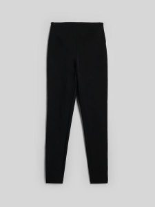 4F Legginsy dzianinowe damskie - czarne M. Czarne legginsy 4f, bez wzorów, z bawełny, z podwyższonym stanem. Za 129,99 zł.
