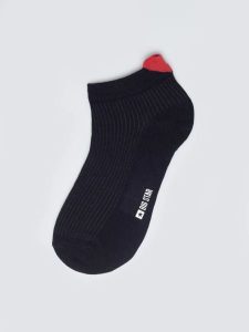 Stopki damskie z wiskozy z sercem czarne Lovelia 906. Czarne skarpetki Big Star, bez wzorów, z wiskozy. Za 19,99 zł.