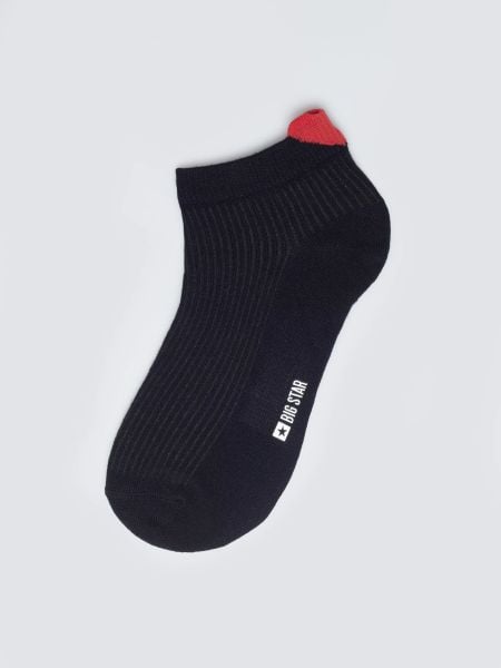 Stopki damskie z wiskozy z sercem czarne Lovelia 906. Czarne skarpetki Big Star, bez wzorów, z wiskozy. Za 19,99 zł.