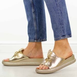 Złote klapki damskie na platformie Potocki 43366. Żółte klapki POTOCKI, bez wzorów, ze skóry, bez obcasa, na platformie. Za 169,00 zł.