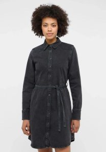 Damska Sukienka Mustang Style Ravenna Dress Denim Black 1016009 4000 801. Czarne sukienki Mustang, bez wzorów, z denimu, bez kołnierzyka, bez ramiączek. Za 169,99 zł.