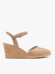 Beżowe czółenka na platformie. Brązowe czółenka Ryłko, bez wzorów, ze skóry, z okrągłym noskiem, bez obcasa, na platformie, bez zapięcia. Za 349,99 zł.