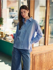 Koszula oversize - niebieski. Niebieskie koszule Reserved, l, bez wzorów, z bawełny, bez kołnierzyka, bez ramiączek. W wyprzedaży za 69,99 zł.