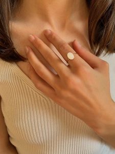 Les Petites Précieuses Pozłacany pierścionek z cyrkonią rozmiar: 58. Czerwone pierścionki Les Petites Précieuses, z cyrkonią, pozłacane. Za 122,96 zł.