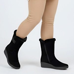 Botki damskie Rieker, klasyczne z futerkiem wewnątrz i na niskim koturnie, czarne, Y4456-00. Czarne botki Rieker, na zimę, bez wzorów, bez obcasa, na koturnie, bez zapięcia. Za 439,00 zł.