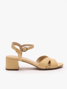 Jasnożółte sandały na obcasie. Żółte sandały Ryłko, bez wzorów, ze skóry, z okrągłym noskiem, bez obcasa, na obcasie, bez zapięcia. Za 399,99 zł.