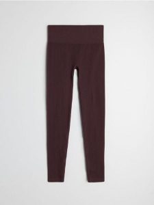 Prążkowane legginsy comfort - czerwony. Czerwone legginsy Sinsay, bez wzorów, prążkowane. Za 39,99 zł.