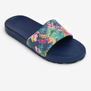 Klapki damskie Olaian 550 Bora. Czerwone klapki DECATHLON, bez wzorów, z materiału, bez obcasa, na płaskiej podeszwie. Za 54,99 zł.