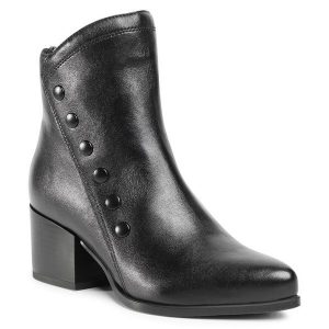 Botki Lasocki. Czarne botki Lasocki, bez wzorów, bez obcasa, na słupku, bez zapięcia. Za 147,99 zł.