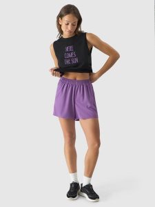 4F Spodenki plażowe damskie - fioletowe XL. Fioletowe szorty 4f, bez wzorów, z elastanu, wakacyjne. W wyprzedaży za 39,99 zł.