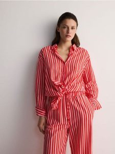 Bawełniana koszula oversize - wielobarwny. Koszule Reserved, l, bez wzorów, z bawełny, bez kołnierzyka, bez ramiączek. W wyprzedaży za 59,99 zł.