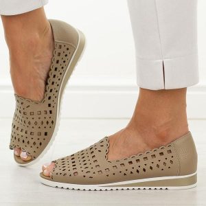 Beżowe skórzane półbuty damskie M.Daszyński Ol27-2. Brązowe półbuty M.Daszyński, na lato, w ażurowe wzory, ze skóry, z otwartym noskiem, bez obcasa, na płaskiej podeszwie, bez zapięcia. W wyprzedaży za 197,10 zł.