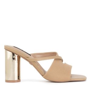 Klapki Nine West. Brązowe klapki Nine West, bez wzorów, bez obcasa. Za 119,99 zł.