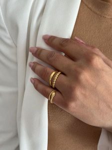 Les Favorites Pozłacany pierścionek rozmiar: 58. Żółte pierścionki Les Favorites, pozłacane. Za 113,90 zł.