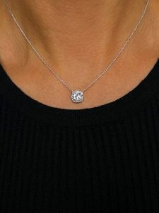 DIA DIAMONDS Srebrny naszyjnik z zawieszką - dł. 40 cm rozmiar: onesize. Szare naszyjniki DIA DIAMONDS, z diamentem, srebrne. Za 244,45 zł.