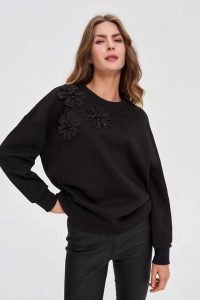 Bluza z aplikacją czarna. Czarne bluzy MOODO, l, z aplikacjami, z bawełny, bez kaptura. Za 139,99 zł.