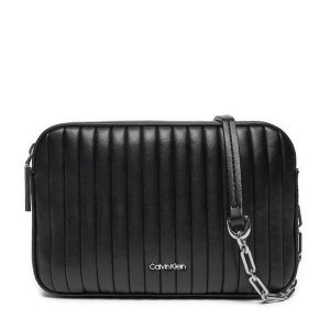 Torebka Calvin Klein. Czarne listonoszki Calvin Klein, bez wzorów, bez dodatków. Za 269,99 zł.