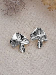 Lodie Silver Kolczyki-wkrętki rozmiar: onesize. Szare kolczyki Lodie Silver, metalowe. Za 42,95 zł.