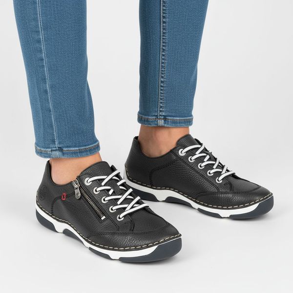 Półbuty damskie Rieker, cholewka ze skóry naturalnej o ziarnistej fakturze z kontrastowym sznurowaniem niebieskie, 55901-14. Niebieskie półbuty Rieker, bez wzorów, ze skóry, bez obcasa, bez zapięcia. Za 349,00 zł.