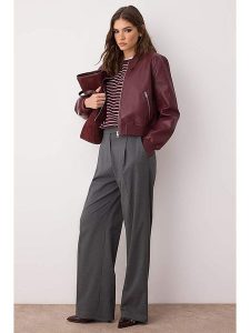 Trendyol Kurtka w kolorze bordowym ze skóry syntetycznej rozmiar: XL. Czerwone kurtki Trendyol, xl, bez wzorów, ze skóry, bez kaptura. Za 83,03 zł.