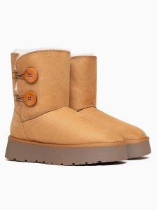 Blackfield Kozaki zimowe "Lola" w kolorze jasnobrązowym rozmiar: 37. Brązowe kozaki Blackfield, na zimę, bez wzorów, bez obcasa, na platformie, bez zapięcia. Za 157,35 zł.