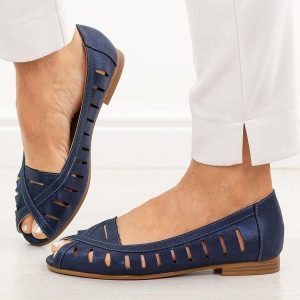 Granatowe ażurowe półbuty damskie Potocki 12392. Niebieskie półbuty POTOCKI, na lato, w ażurowe wzory, ze skóry, bez obcasa, na płaskiej podeszwie, bez zapięcia. Za 169,00 zł.