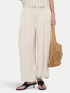 ONLY Spodnie materiałowe Siesta 15373197 Kremowy Regular Fit. Białe szorty ONLY, bez wzorów, z materiału. Za 169,99 zł.