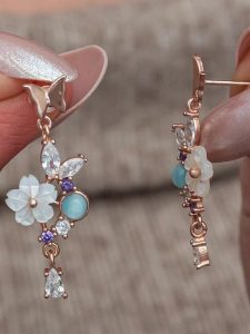 Lodie Silver Srebrne kolczyki-wkrętki z cyrkoniami rozmiar: onesize. Niebieskie kolczyki Lodie Silver, z cyrkonią, srebrne. Za 143,99 zł.