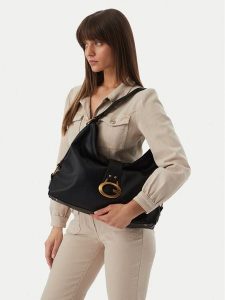 Guess Torebka Camden HWBB93 08020 Czarny. Czarne torebki klasyczne Guess, z aplikacjami, ze skóry, bez dodatków. Za 672,99 zł.