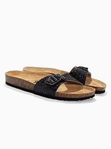 Sunbay Klapki "Jasmin" rozmiar: 37. Czarne klapki Sunbay, bez wzorów, z otwartym noskiem, bez obcasa. Za 130,05 zł.