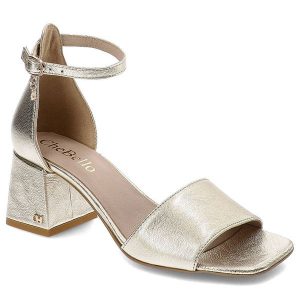 Złote Sandały Chebello Eleganckie Obuwie Damskie. Żółte sandały CheBello, bez wzorów, ze skóry, bez obcasa, na obcasie, bez zapięcia. Za 329,00 zł.