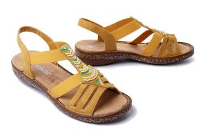 RIEKER 62808-68 yellow, sandały damskie. Żółte sandały Rieker, bez wzorów, bez obcasa, bez zapięcia. Za 231,92 zł.