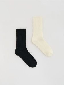 Skarpetki z domieszką wełny 2 pack - czarny. Czarne skarpetki Reserved, bez wzorów, z wełny. Za 59,99 zł.