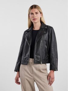 YAS Kurtka skórzana 26031785 Czarny Regular Fit. Czarne kurtki YAS, l, bez wzorów, ze skóry, bez kaptura. Za 579,99 zł.